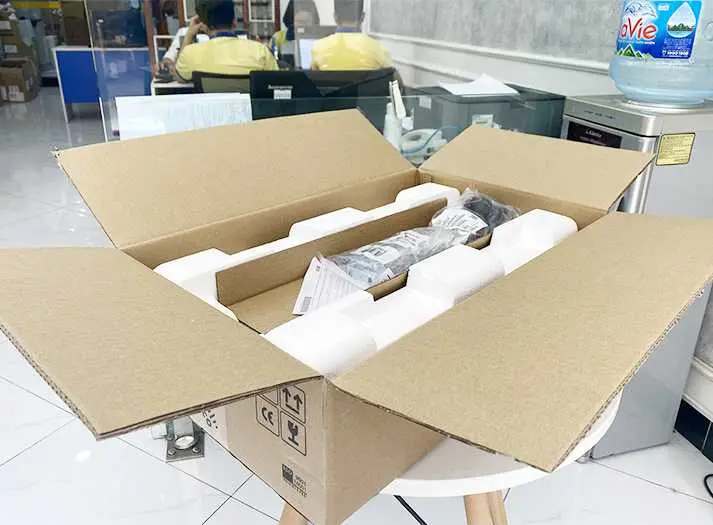 C1000-24T-4G-L có kích thước 17,48 x 9,45 x 1,73 inch và trọng lượng chỉ 5,79 lbs (khoảng 2,6 kg)