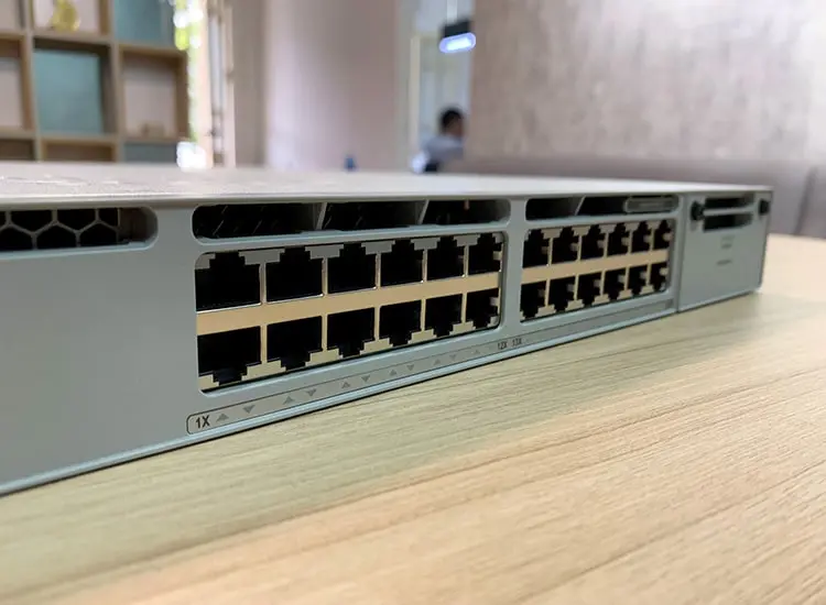 Switch Cisco C9300-24T-E