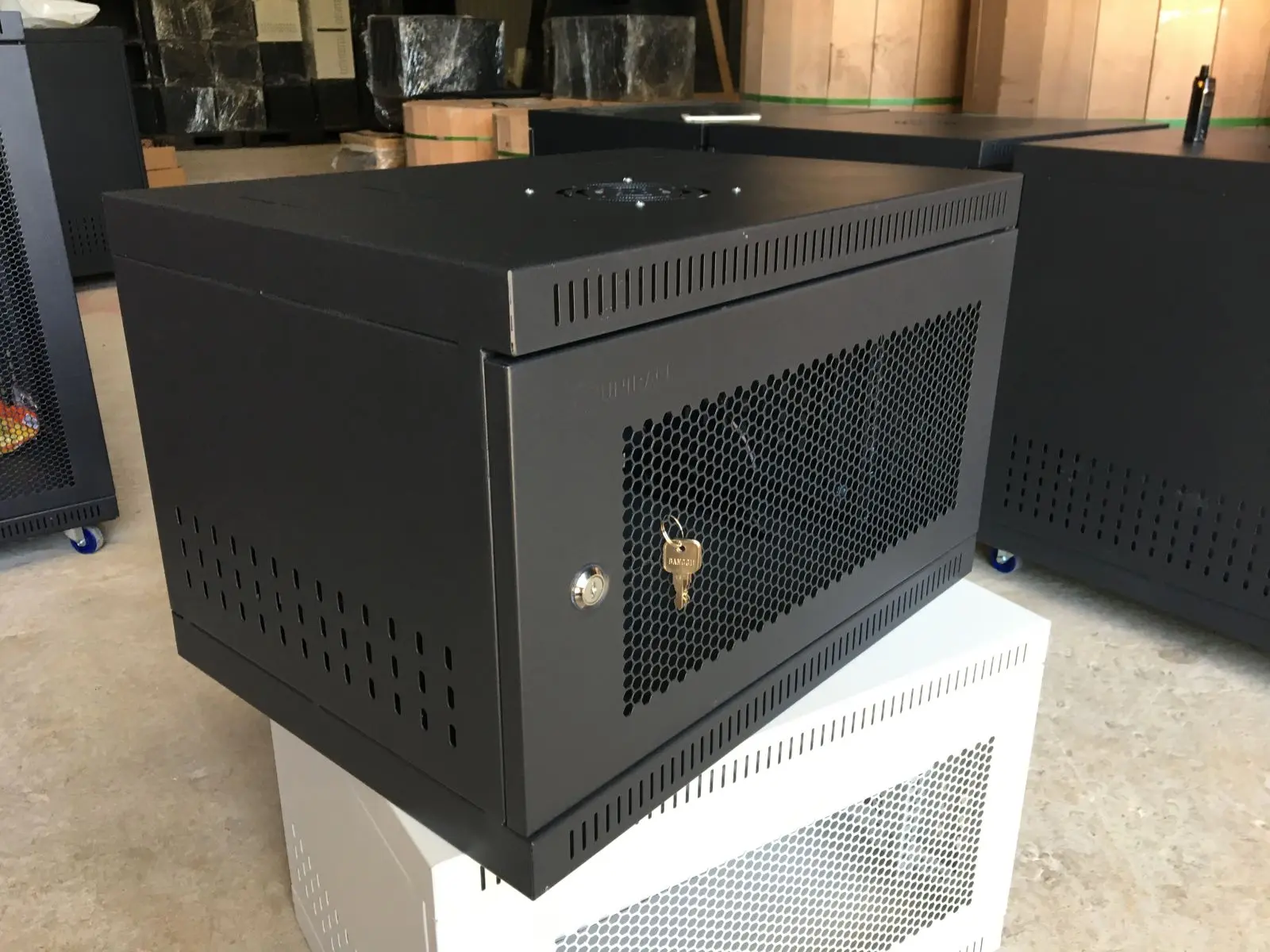 Tủ rack 6U D400 thiết kế treo tường