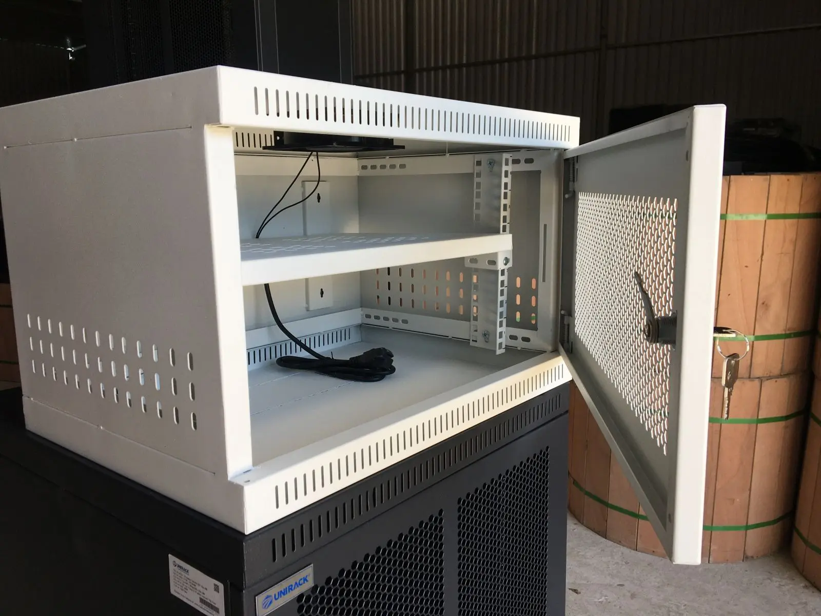 Tủ rack 6U D400 thiết kế treo tường